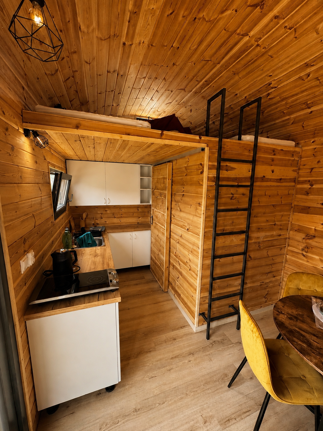 Interiér tiny house VaJa s kuchyní a spací galerií