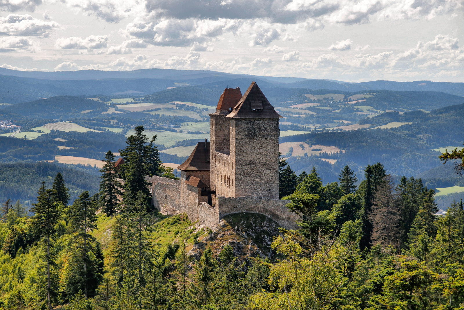 Hrad Kašperk na zalesněném kopci